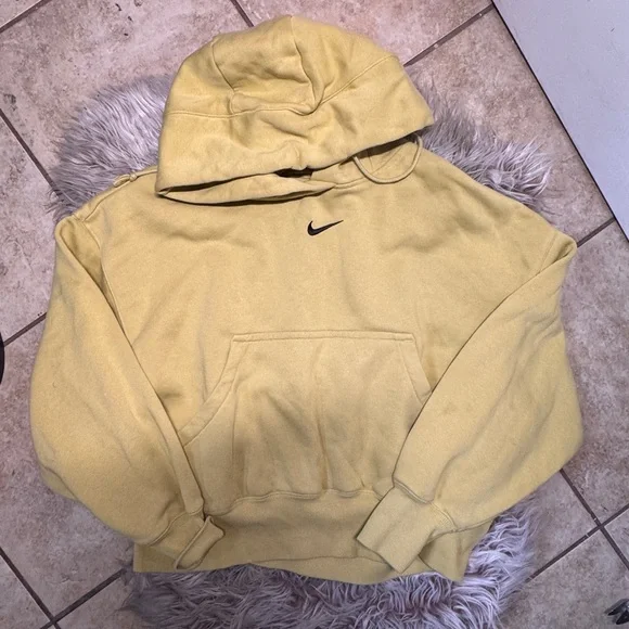 Nike woman’s mustard crop - Picture 2 of 5